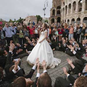 wedding photography in touristic places in Italy, the Colosseo